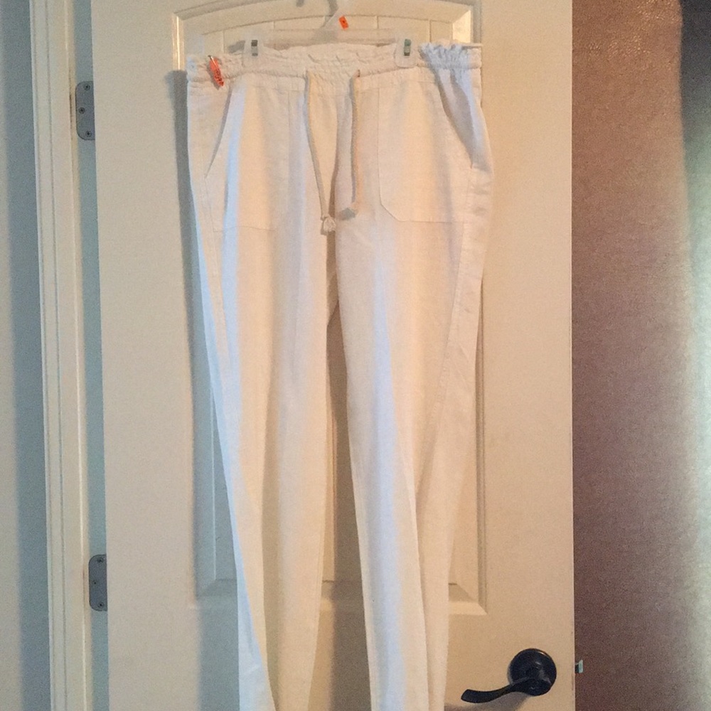 white casual pants